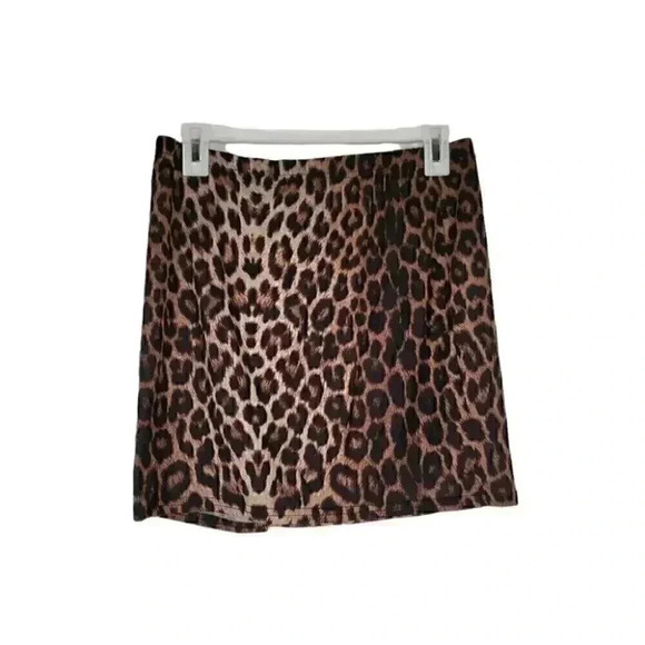 PrettyLittleThing Brown Leopard Print Split Mini Skirt for Sexy Looking Girls - Picture 3 of 9